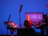 Concerts - Spectacles > JM Jarre - Tournée "2010" - Saint-Etienne 8 décembre 2010 > Francis au milieu de ses joujoux