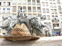Chapeau sur la fontaine des Terreaux Chapeau sur la fontaine des Terreaux