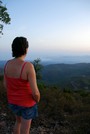Voyages - Séjours > Côte d'Azur > Divers > Maud contemple la mer depuis le Mont Vinaigre