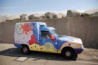 Voyages - Séjours > Côte d'Azur > Divers > Une voiture funky au port des Issambres